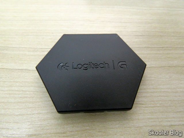 Caixinha com os pesos que podem ser colocados no Logitech G502 Proteus Spectrum RGB Tunable Gaming Mouse.
