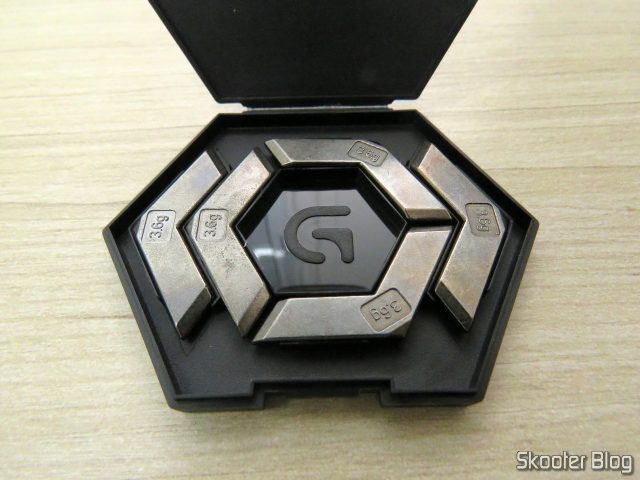 Caixinha com os pesos que podem ser colocados no Logitech G502 Proteus Spectrum RGB Tunable Gaming Mouse.