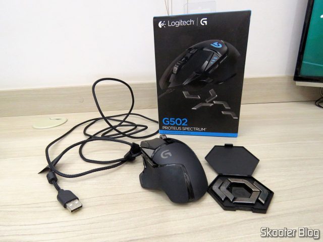 Logitech G502 Proteus Spectrum RGB Tunable Gaming Mouse e seus acessórios.