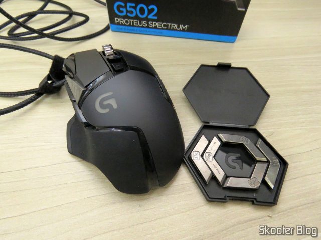 Logitech G502 Proteus Spectrum RGB Tunable Gaming Mouse e seus acessórios.