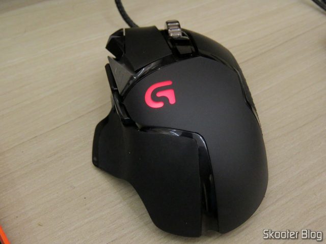 Logitech G502 Proteus Spectrum RGB Tunable Gaming Mouse, em funcionamento.