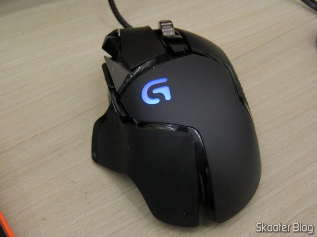 Logitech G502 Proteus Spectrum RGB Tunable Gaming Mouse, em funcionamento.