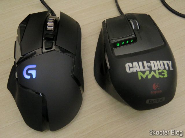 Logitech G502 Proteus Spectrum RGB Tunable Gaming Mouse, em funcionamento, ao lado do Logitech G9x.