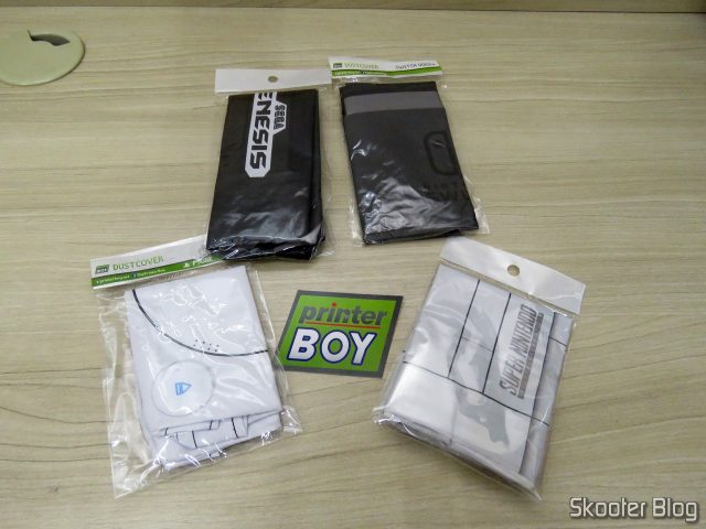 Capas para consoles de videogames do Printer Boy, em suas embalagens.