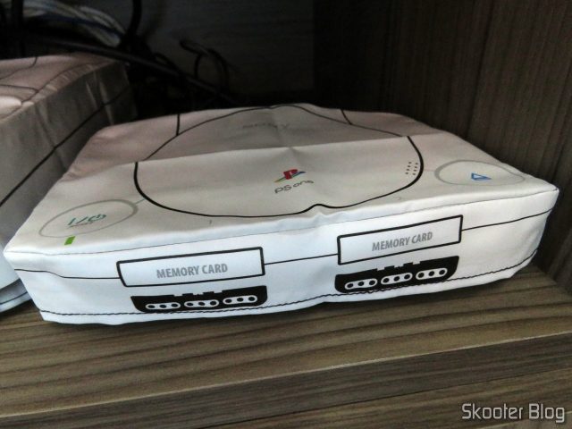 Meu Playstation One, com a capa do Printer Boy.