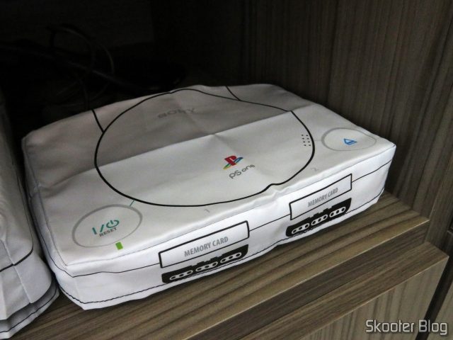 Meu Playstation One, com a capa do Printer Boy.