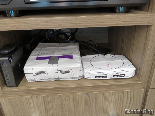 Meu Super Nintendo e meu Playstation One, com as capas do Printer Boy.