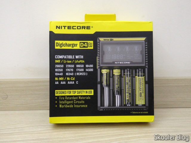 Carregador de Baterias Nitecore Digicharger D4EU, em sua embalagem.