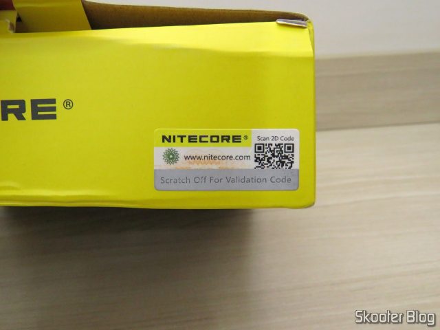 Carregador de Baterias Nitecore Digicharger D4EU, em sua embalagem.