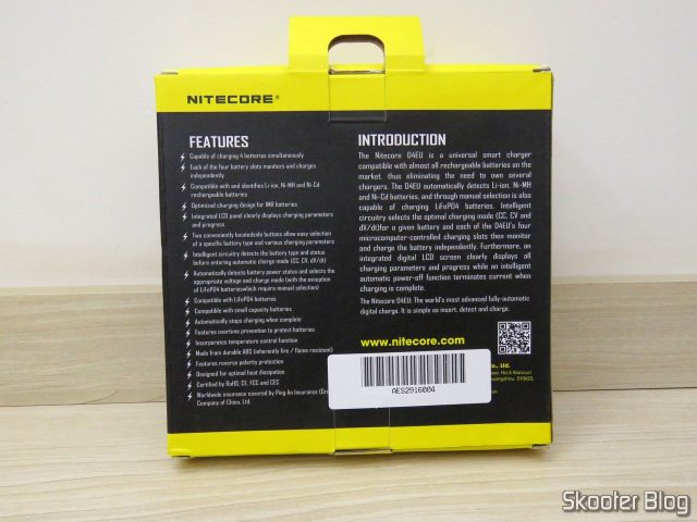 Carregador de Baterias Nitecore Digicharger D4EU, em sua embalagem.