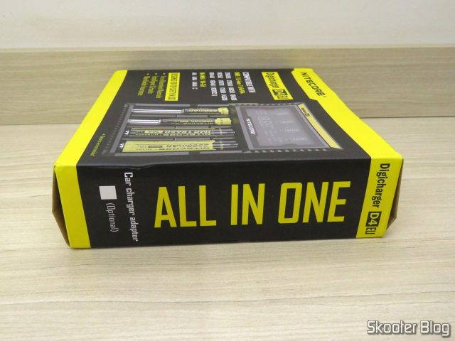 Carregador de Baterias Nitecore Digicharger D4EU, em sua embalagem.