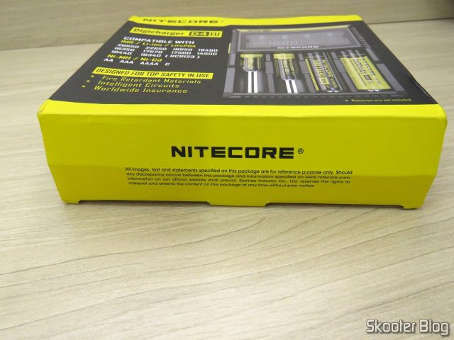 Carregador de Baterias Nitecore Digicharger D4EU, em sua embalagem.
