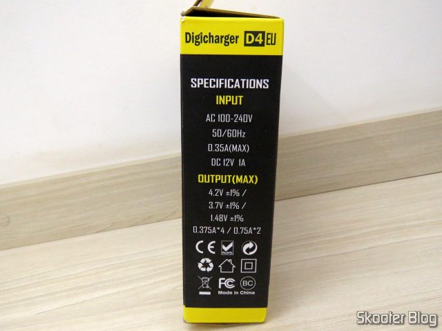 Carregador de Baterias Nitecore Digicharger D4EU, em sua embalagem.