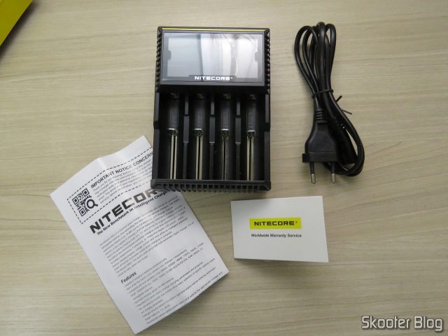 Carregador de Baterias Nitecore Digicharger D4EU, e acessórios.