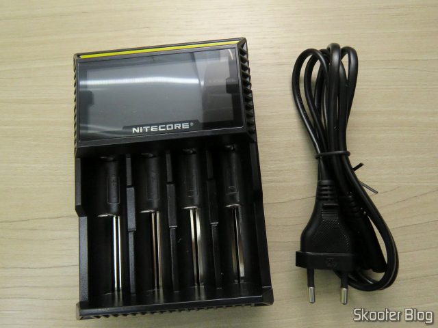 Carregador de Baterias Nitecore Digicharger D4EU, e cabo de energia.