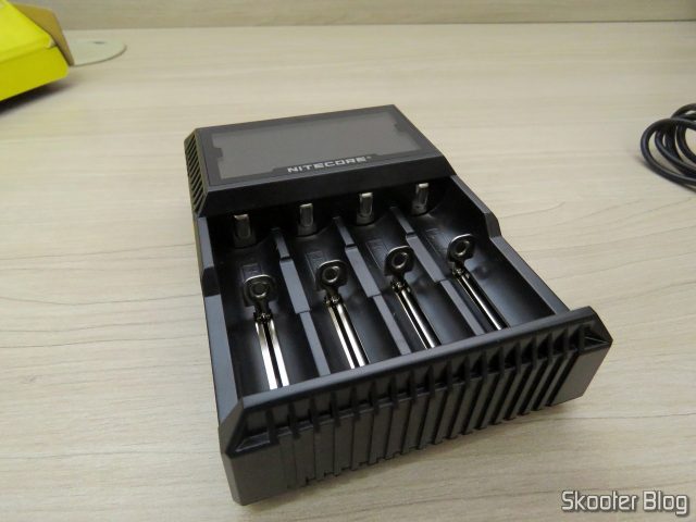 Carregador de Baterias Nitecore Digicharger D4EU.