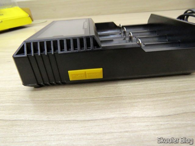 Botões do Carregador de Baterias Nitecore Digicharger D4EU.
