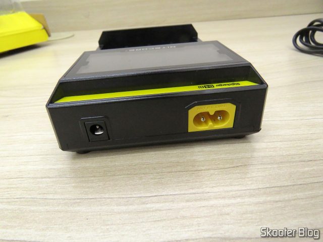 Entradas de energia do Carregador de Baterias Nitecore Digicharger D4EU.