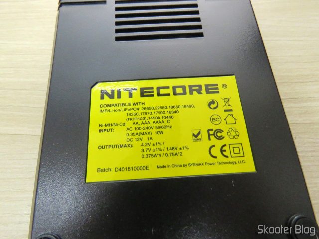Parte traseira do Carregador de Baterias Nitecore Digicharger D4EU.