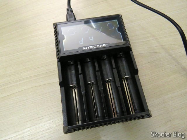Carregador de Baterias Nitecore Digicharger D4EU.