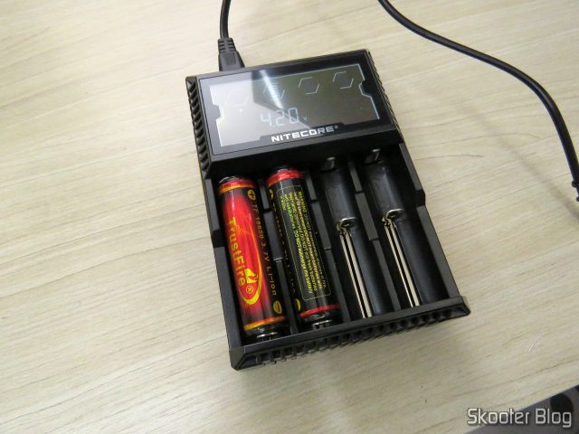 Carregador de Baterias Nitecore Digicharger D4EU, em funcionamento com baterias 18650.