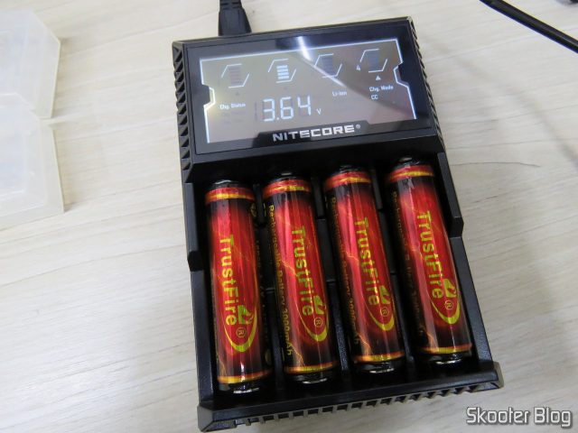 Carregador de Baterias Nitecore Digicharger D4EU, em funcionamento com baterias 18650.