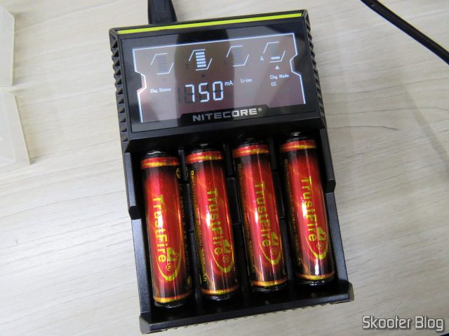 Carregador de Baterias Nitecore Digicharger D4EU.