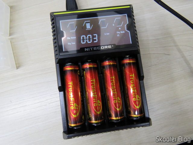 Carregador de Baterias Nitecore Digicharger D4EU, em funcionamento com baterias 18650.