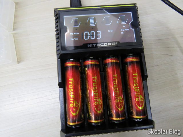 Carregador de Baterias Nitecore Digicharger D4EU, em funcionamento com baterias 18650.