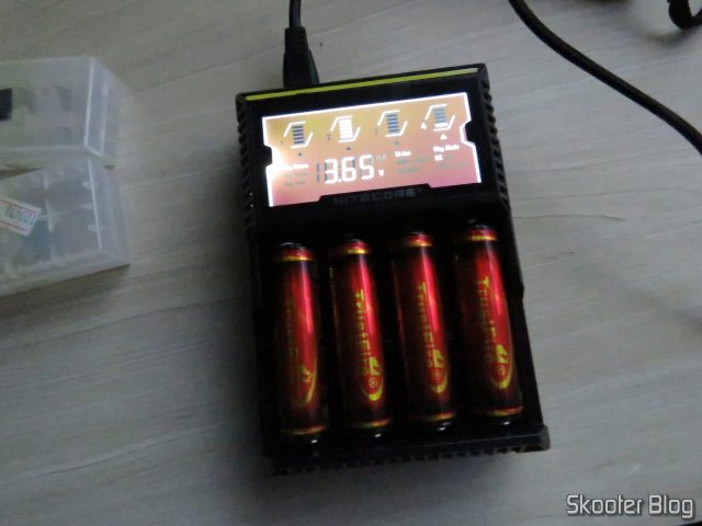 Carregador de Baterias Nitecore Digicharger D4EU, em funcionamento com baterias 18650.