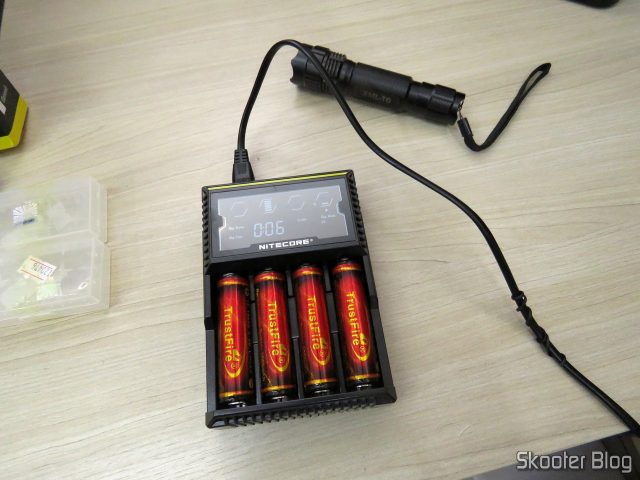 Carregador de Baterias Nitecore Digicharger D4EU, em funcionamento com baterias 18650.