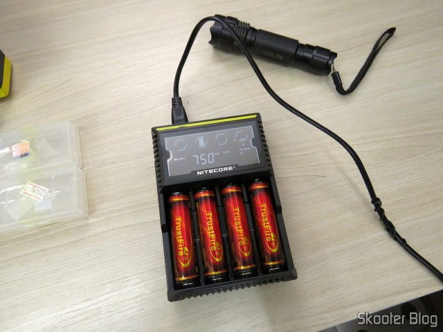 Carregador de Baterias Nitecore Digicharger D4EU, em funcionamento com baterias 18650.
