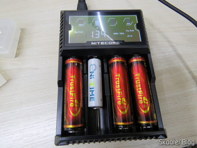 Carregador de Baterias Nitecore Digicharger D4EU, em funcionamento com baterias 18650 e NiMH.