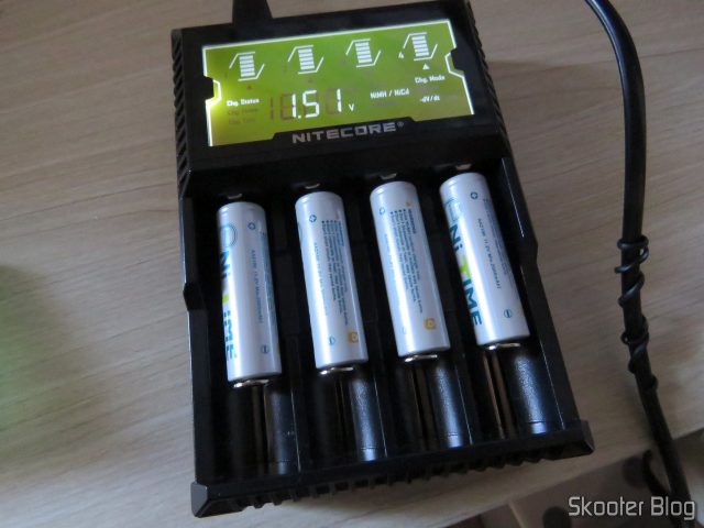 Carregador de Baterias Nitecore Digicharger D4EU, em funcionamento com baterias NiMH.
