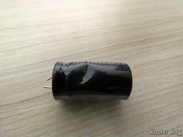 Capacitor Eletrolítico 120µf 250V amassado.