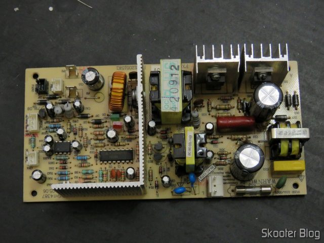 Conserto da Adega EasyCooler 8 garrafas Modelo 4092640045 Placa FX-101 PCB120515K1 SH14387 12.05.06 12 Placa da Adega EasyCooler 8 garrafas Modelo 4092640045 Placa FX-101 PCB120515K1 SH14387 12.05.06, após a troca de todos os capacitores eletrolíticos.