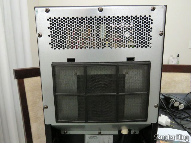 Adega EasyCooler de 8 garrafas, já fechada e pronta para o uso.
