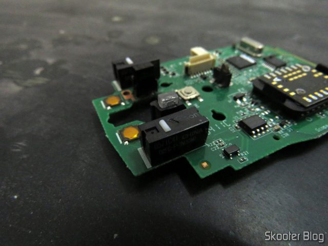 Placa do Mouse Logitech G9x, antes do reparo, com o switch do botão esquerdo detonado.