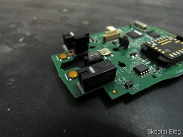 Placa do Mouse Logitech G9x, antes do reparo, com o switch do botão esquerdo detonado.