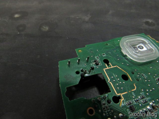 São 3 pinos para dessoldar e remover o switch defeituoso.