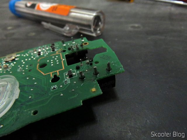 A placa do mouse Logitech G9x, com o novo switch já soldado.