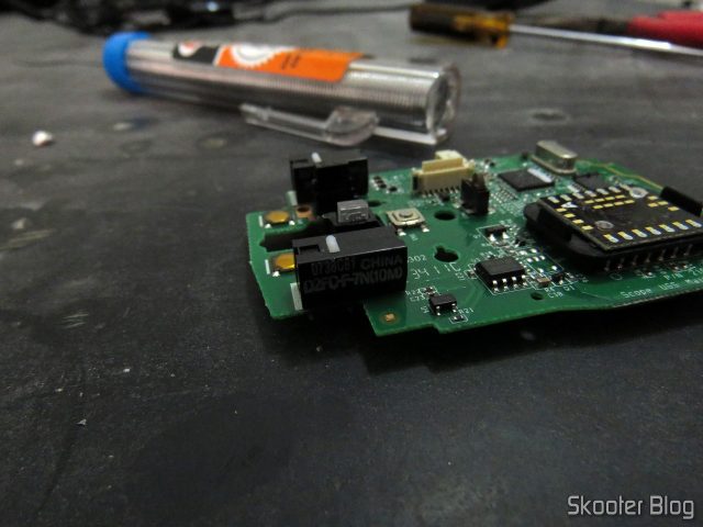 A placa do mouse Logitech G9x, com o novo switch já soldado.