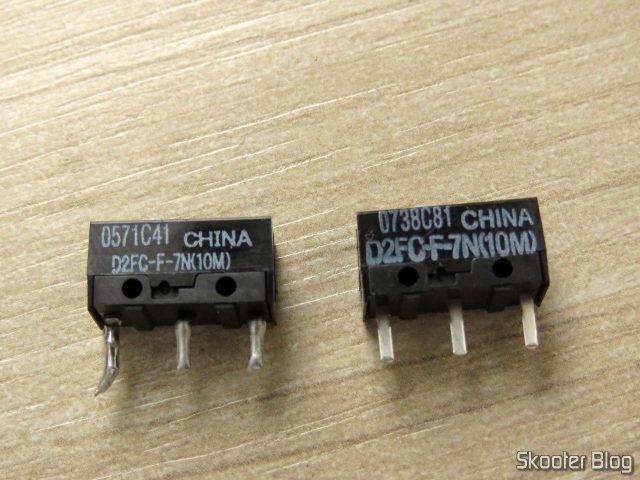 O switch do Logitech G9x removido com defeito e um dos novos switches.