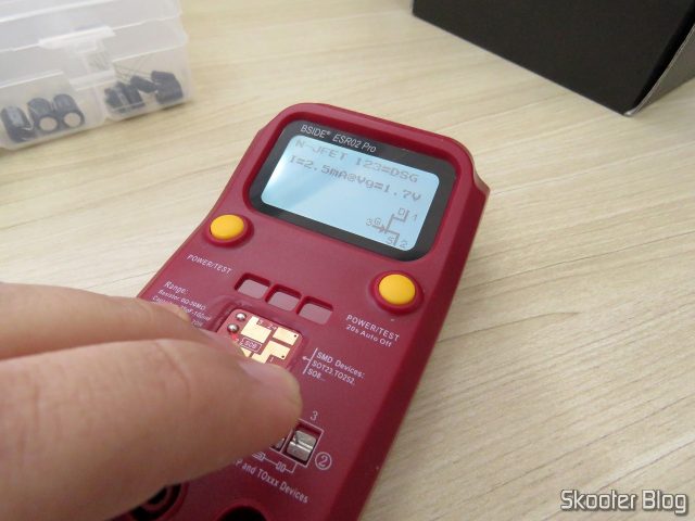 Testando um transistor no BSIDE ESR02 Pro.