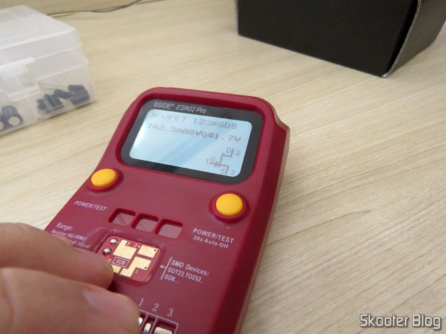 Testando um transistor no BSIDE ESR02 Pro.