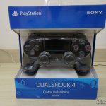 Controle PS4 Playstation 4 Dualshock 4 Original Sony Sem Fio, em sua embalagem.