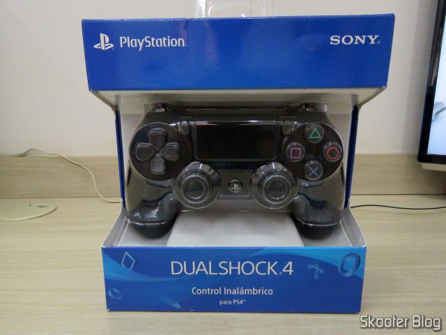 Controle PS4 Playstation 4 Dualshock 4 Original Sony Sem Fio, em sua embalagem.