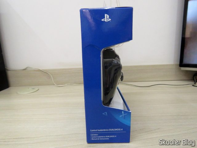 Controle PS4 Playstation 4 Dualshock 4 Original Sony Sem Fio, em sua embalagem.