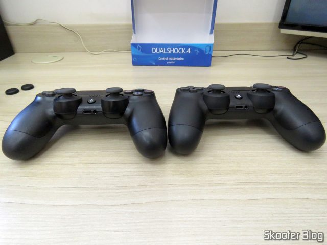 Controle PS4 Playstation 4 Dualshock 4 Original Sony Sem Fio., ao lado do controle que acompanha o Playstation 4 Pro.