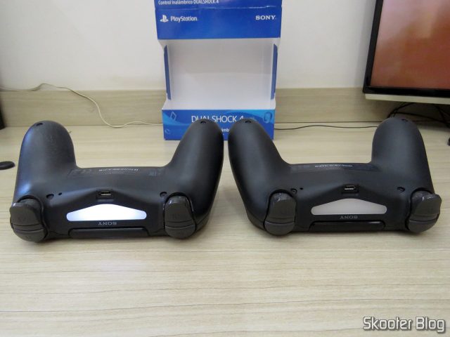 Controle PS4 Playstation 4 Dualshock 4 Original Sony Sem Fio., ao lado do controle que acompanha o Playstation 4 Pro.